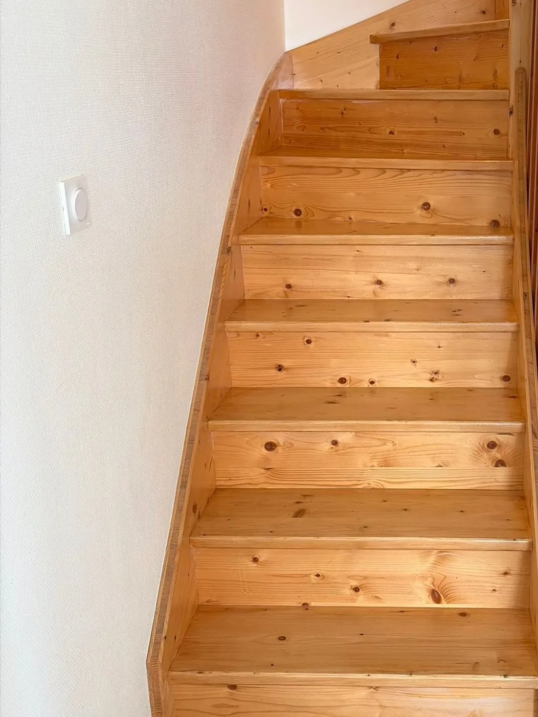 Escalier tournant en bois massif, marches et contremarches posées sur mesure