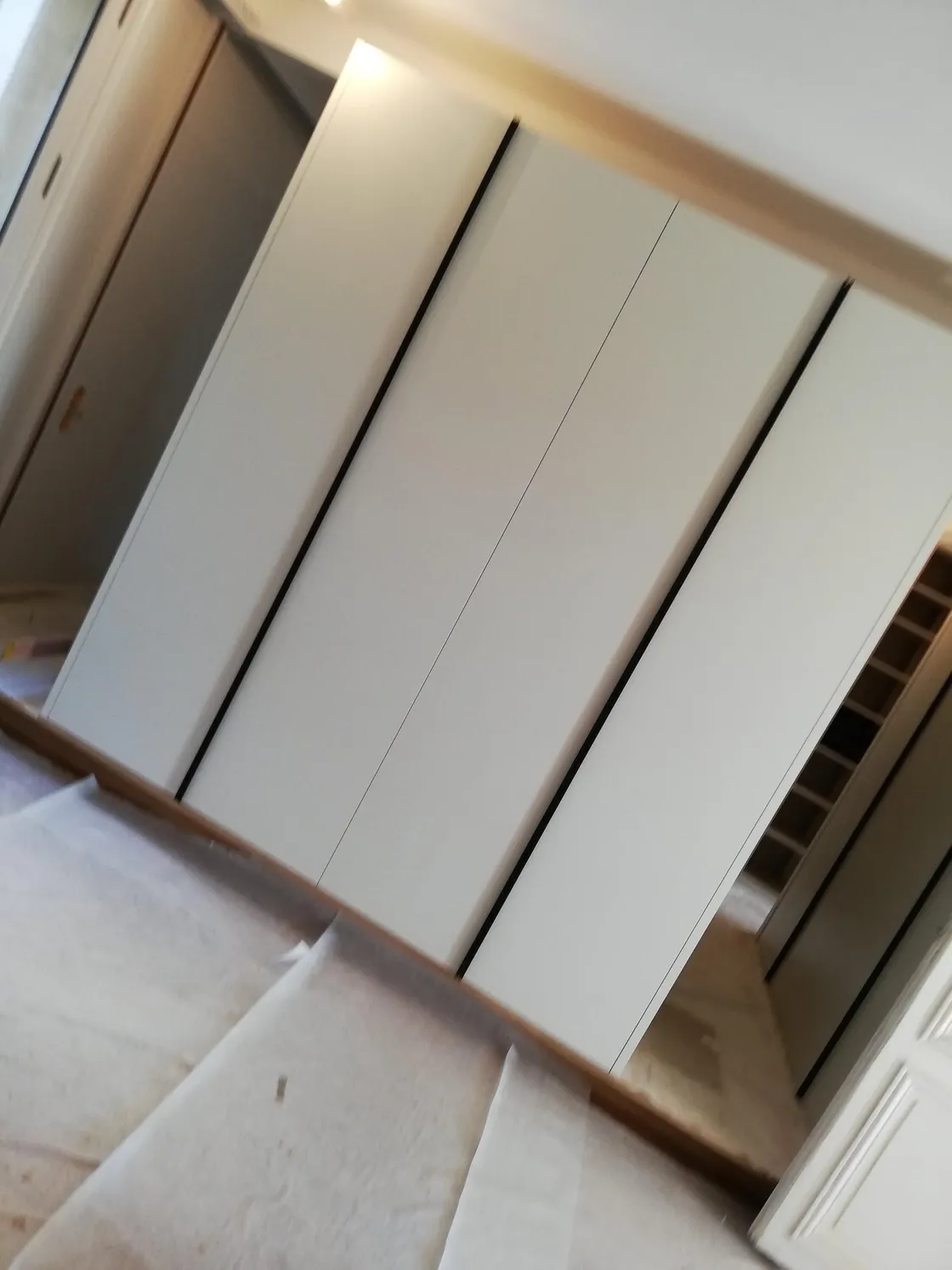 Placard sur mesure à portes coulissantes, posé dans une chambre