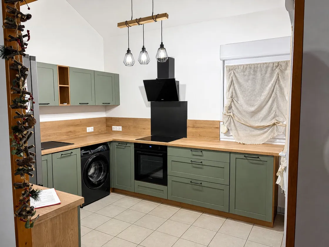 Cuisine sur mesure aux façades vert olive et plan de travail en bois