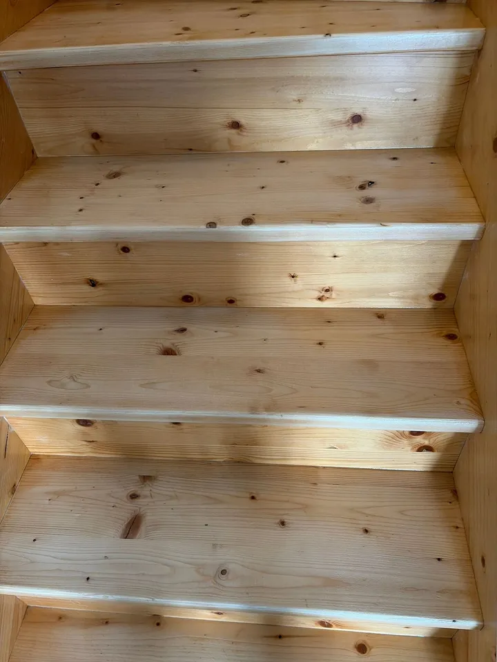 Marches d’escalier en bois massif, détail du fil du bois et du nez de marche